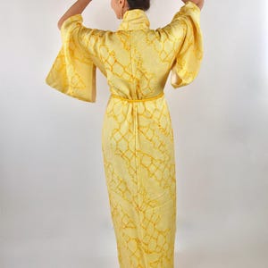 Gul japansk kimono, högkvalitativt siden, Shibori-batik, handsydd, japanskt hantverk för Japanälskare, exklusiv morgonrock bild 7