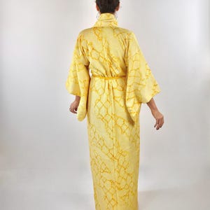 Gul japansk kimono, högkvalitativt siden, Shibori-batik, handsydd, japanskt hantverk för Japanälskare, exklusiv morgonrock bild 5