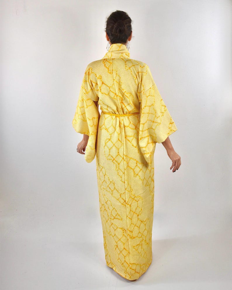 Gul japansk kimono, högkvalitativt siden, Shibori-batik, handsydd, japanskt hantverk för Japanälskare, exklusiv morgonrock bild 5