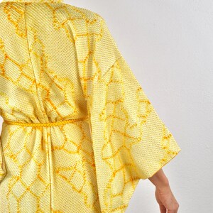 Gul japansk kimono, högkvalitativt siden, Shibori-batik, handsydd, japanskt hantverk för Japanälskare, exklusiv morgonrock bild 6
