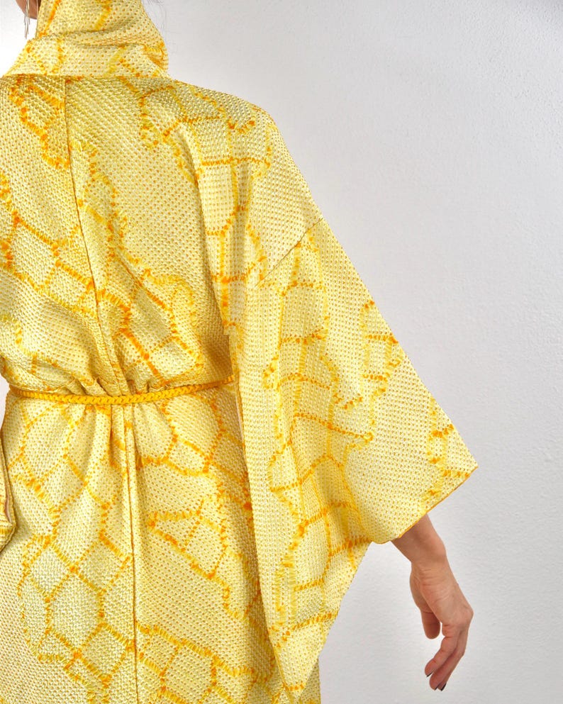 Gul japansk kimono, högkvalitativt siden, Shibori-batik, handsydd, japanskt hantverk för Japanälskare, exklusiv morgonrock bild 6