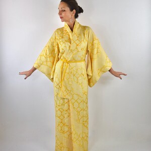 Gul japansk kimono, högkvalitativt siden, Shibori-batik, handsydd, japanskt hantverk för Japanälskare, exklusiv morgonrock bild 3