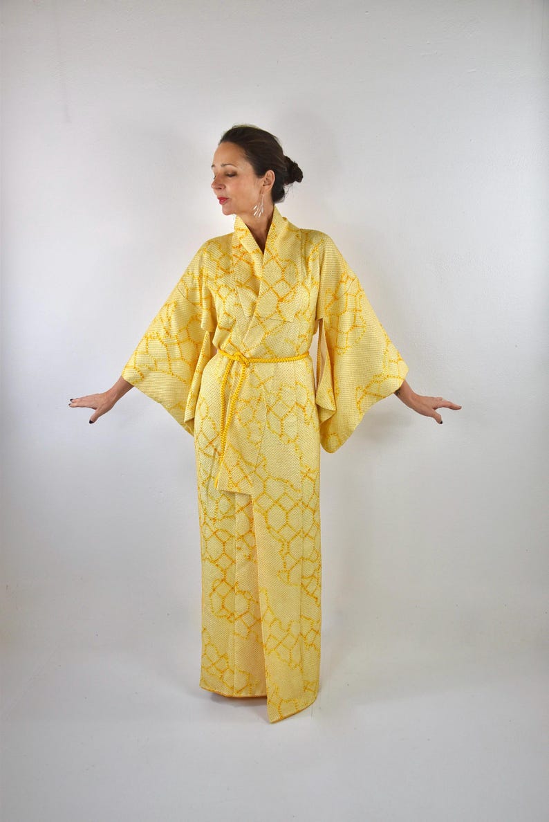 Gul japansk kimono, högkvalitativt siden, Shibori-batik, handsydd, japanskt hantverk för Japanälskare, exklusiv morgonrock bild 3