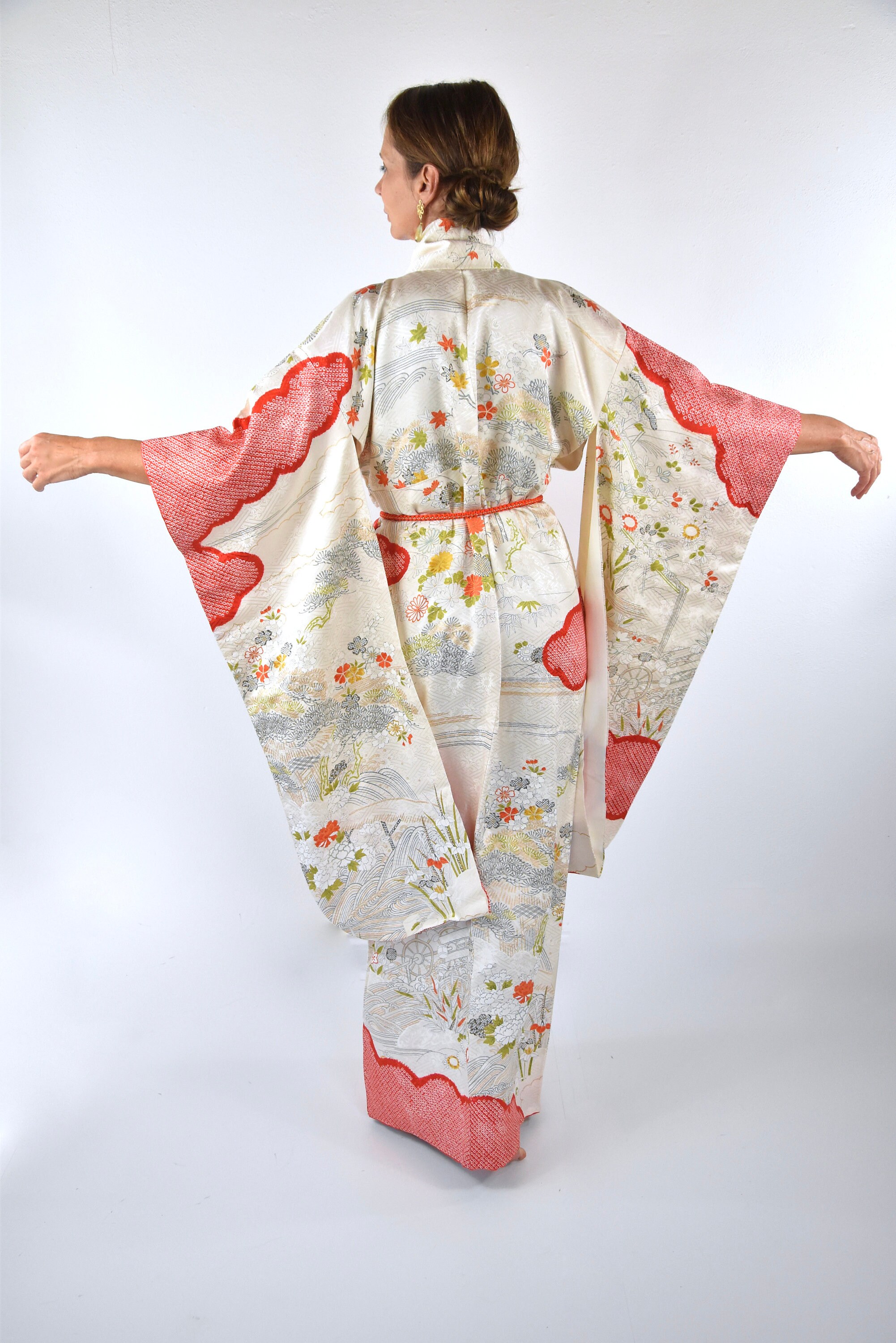 Furisode Kimono Off-White with red Shibori Accents / Japanese
