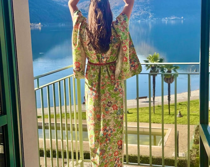 Japanese Vintage Kimono Robe in fresh green with Flower pattern and blue silk belt  / dressing gown / Lounge Wear / including Silk Belt