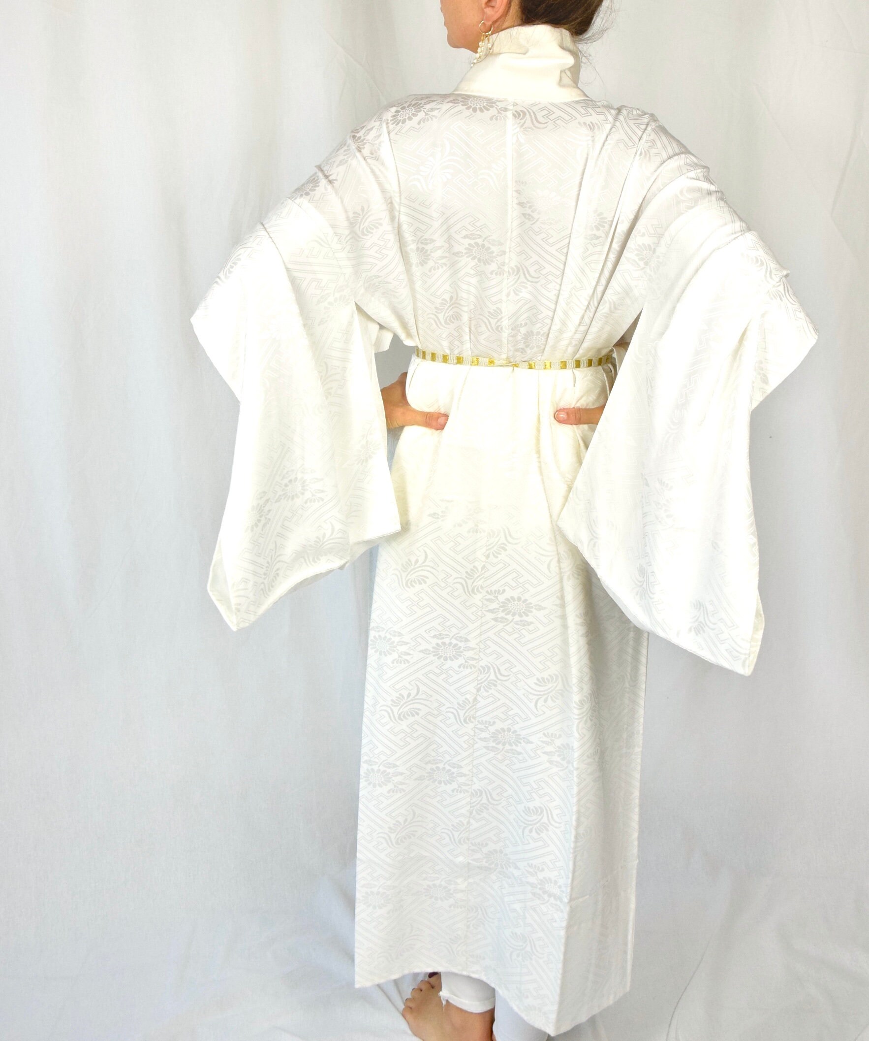 Japanese Vintage Kimono Robe in Silk white with silk Obijime belt, Silk ...