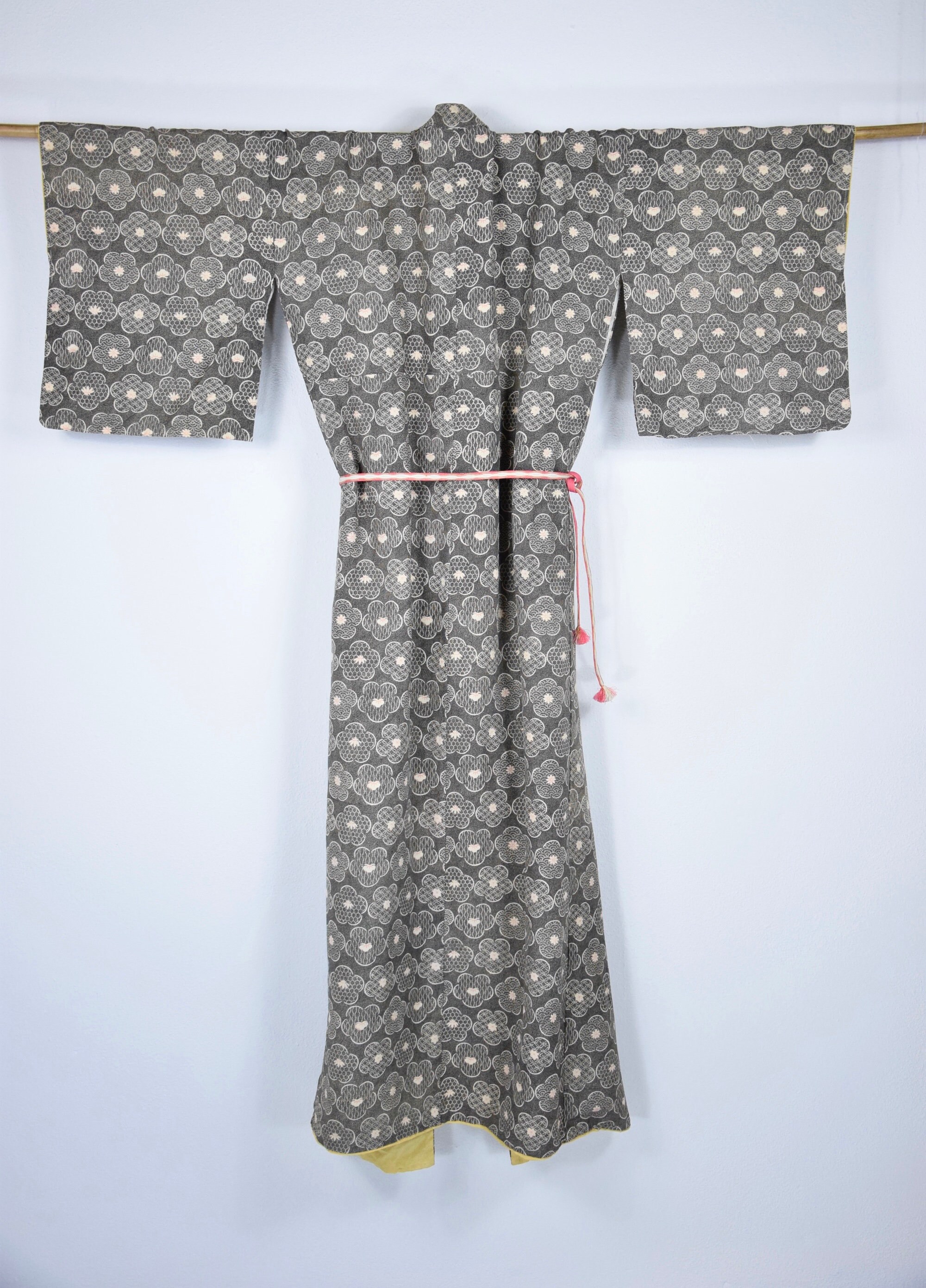 Black Japanese Vintage Kimono Robe in Silk with cute flower pattern ...