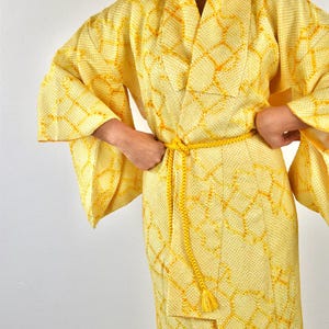 Gul japansk kimono, högkvalitativt siden, Shibori-batik, handsydd, japanskt hantverk för Japanälskare, exklusiv morgonrock bild 4