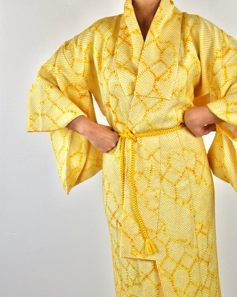 Gul japansk kimono, högkvalitativt siden, Shibori-batik, handsydd, japanskt hantverk för Japanälskare, exklusiv morgonrock bild 4