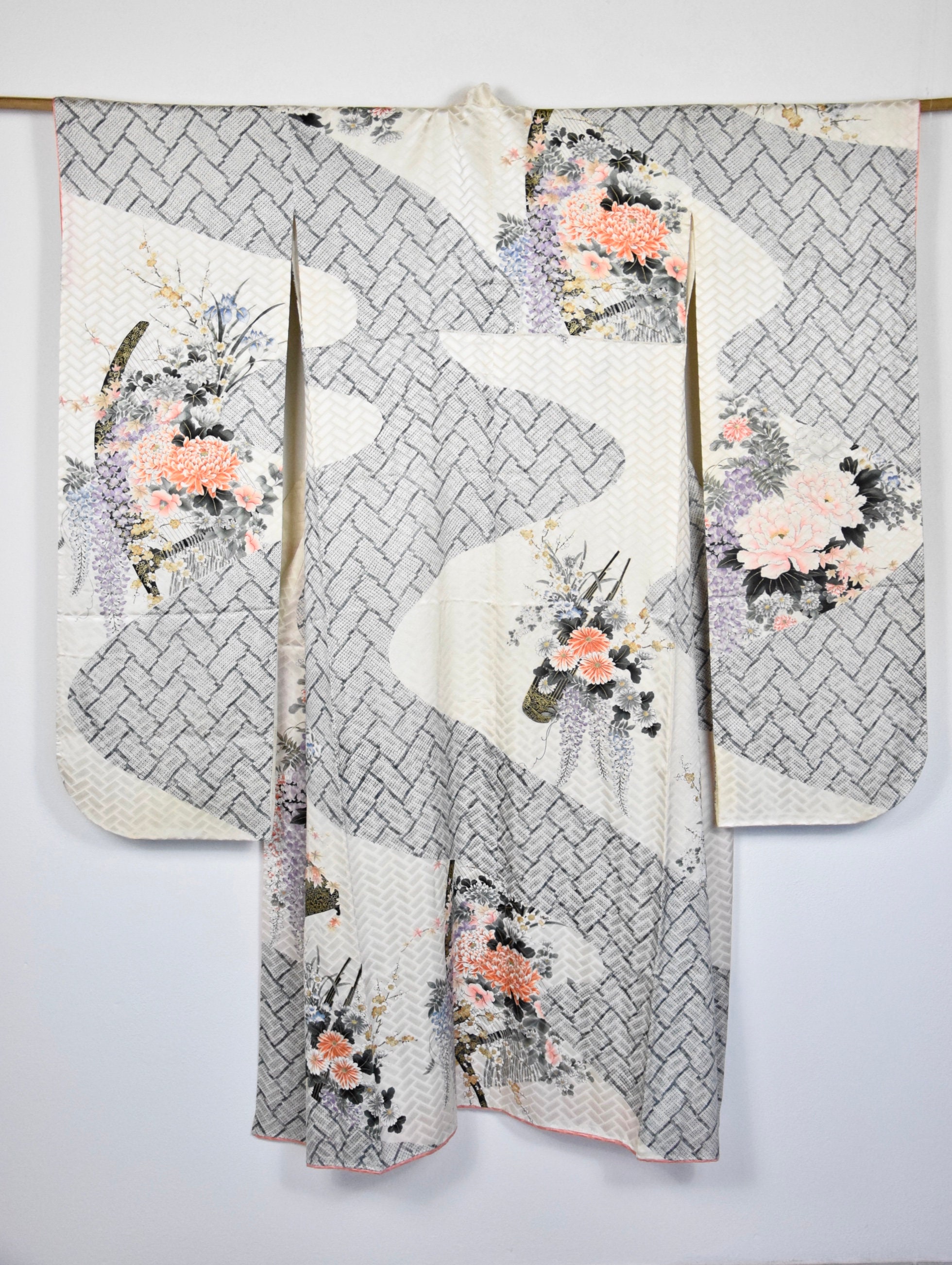 Japanese Furisode Silk Kimono partially embroidered and hand painted ...