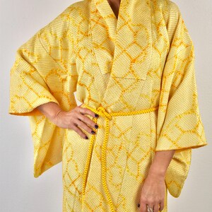Gul japansk kimono, högkvalitativt siden, Shibori-batik, handsydd, japanskt hantverk för Japanälskare, exklusiv morgonrock bild 2