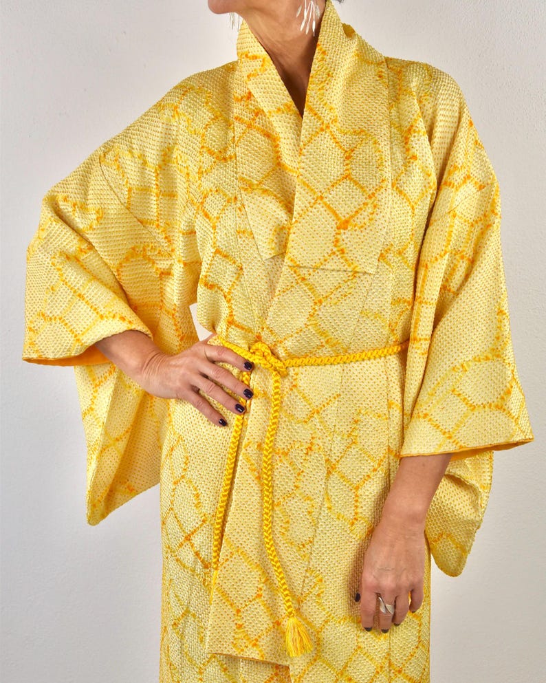 Gul japansk kimono, högkvalitativt siden, Shibori-batik, handsydd, japanskt hantverk för Japanälskare, exklusiv morgonrock bild 2