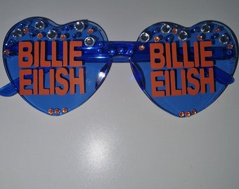 Blaue, individuelle Konzertsonnenbrille von Billie Eilish