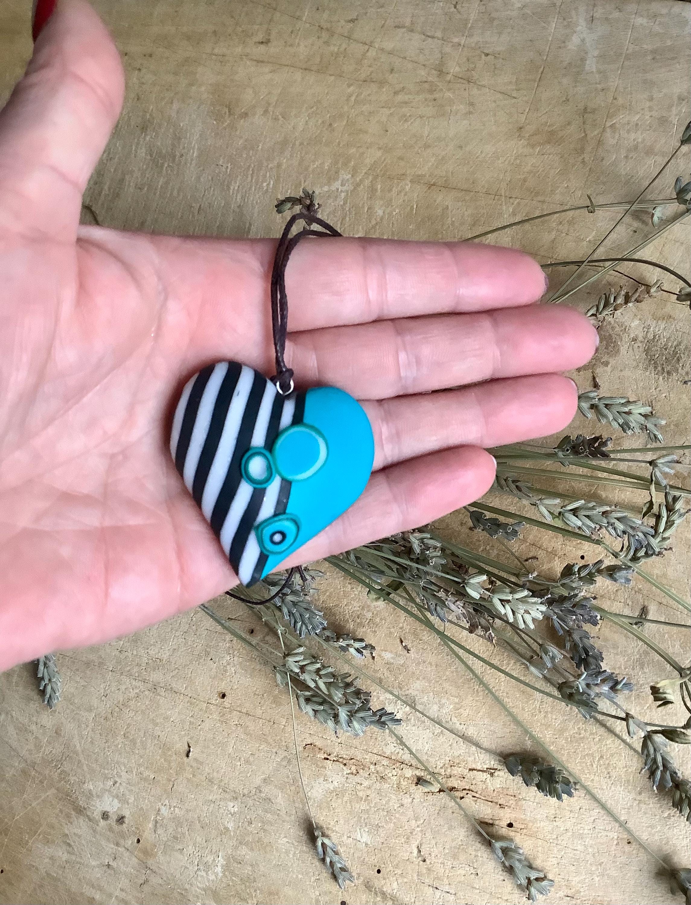 Halskette und Ohrringe aus Fimo, tragbare Kunst, handgemacht, Maßanfertigung, urbaner Schmuck, bunte Halskette, lustiger Schmuck, Unikat