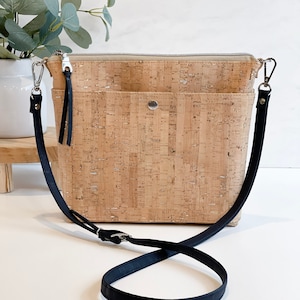 Bolso bandolera de corcho con cremallera en color plateado