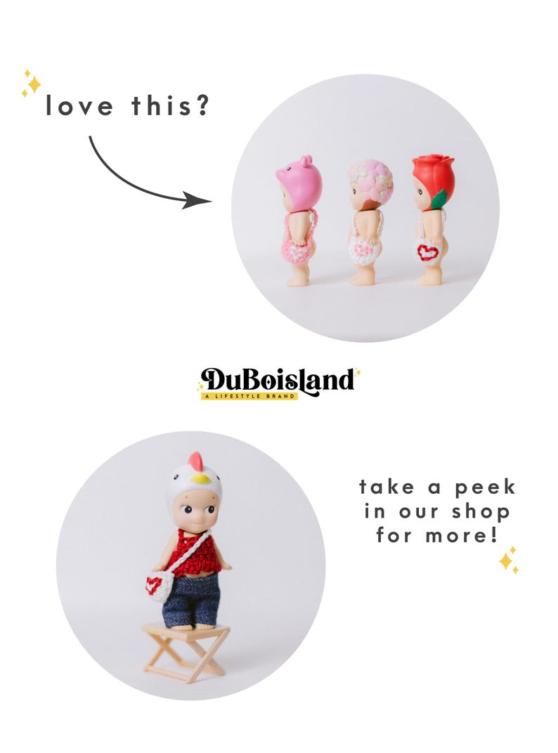 以下が含まれることがあります： 画像には、豚、雲、バラの形をしたヘッドウェアをかぶった3つの小さなフィギュアが写っています。4つ目のフィギュアは鶏の帽子をかぶっており、小さな木製のスツールの上に立っています。「love this?」と「take a peek in our shop for more!」というテキストも表示されています。
