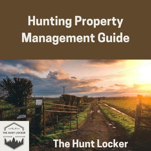 Puede incluir: Una puerta de madera rústica con una puerta de metal que conduce a un camino de tierra. El camino está bordeado de hierba verde y árboles. El cielo es una puesta de sol naranja y rosa vibrante. El texto "The Hunt Locker" está en la parte inferior de la imagen.