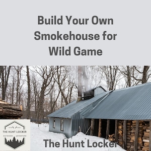 Könnte beinhalten: Ein Räucherhaus mit dem Text "Build Your Own Smokehouse for Wild Game." Das Logo von The Hunt Locker befindet sich unten links. Das Räucherhaus hat ein Metalldach und ist von Bäumen und Schnee umgeben.