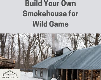 Op de afbeelding: Afbeelding van een rookhuis met de tekst "Build Your Own Smokehouse for Wild Game." Het Hunt Locker-logo staat linksonder. Het rookhuis heeft een metalen dak en wordt omgeven door bomen en sneeuw.