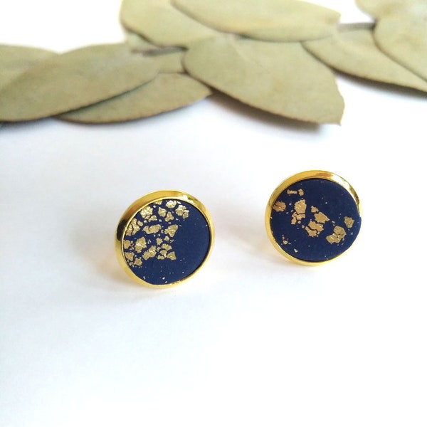 Blue stud earrings. Blue earrings in a gold-colored setting. blue stud earrings. Small gold stud earrings. Stud earrings. Schnick Schnack Nice