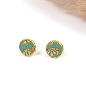 Green stud earrings. Green earrings in a gold-colored setting. Small green stud earrings. Earrings fauxstone. Schnick Schnack Nice