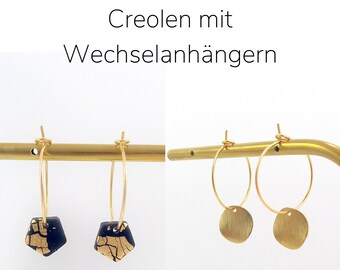 2-in-1 Creolen. Goldene Creole mit Wechselanhängern. Creole mit 2 verschiedenen Anhängern: schwarz. 18 Karat Gold Creolen. Goldene Creolen.