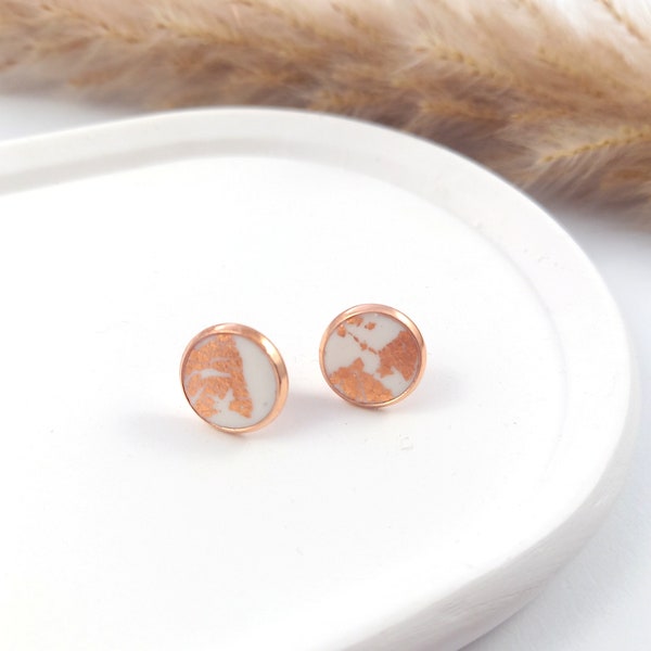 Small white stud earrings. White earrings in a rose gold setting. Small white stud earrings. Small rose gold stud earrings. Schnick Schnack Nice