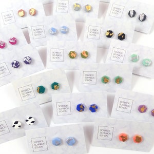 Mini stud earrings hexagon. Small stud earrings color selectable, colorful small mini stud earrings, Schnick Schnack Beautiful. Geometric jewelry.