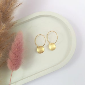 Golden creole with wavy plate. 18k gold hoop earrings. Golden hoop earrings. Golden hoop earrings with pendant. Golden Creole Boho.