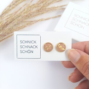 gold stud earrings. Beige earrings in a gold setting. Small beige earrings. Boho earrings. Schnick Schnack Nice. Small stud earrings