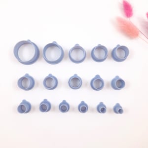 Op de afbeelding: Set van 18 ronde koekjesuitstekers van blauw plastic in verschillende maten.