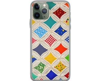 Può includere: Una custodia per telefono trasparente con un design a patchwork colorato. La custodia presenta una varietà di colori e motivi, tra cui rosso, blu, verde, giallo e bianco. La custodia è progettata per adattarsi a un iPhone.