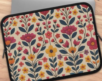 Capa para laptop com bordado escandinavo de flores silvestres, capa para computador com estampa floral folclórica, capa para iPad com flores boho, capa para laptop com estética cottagecore.