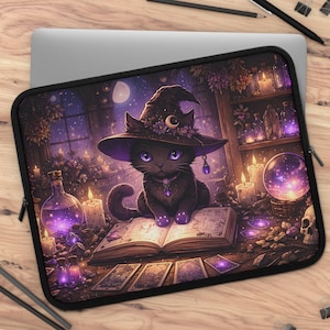 Può includere: Custodia per laptop nera con un'illustrazione di un gatto nero con un cappello da strega, circondato da candele, pozioni e una sfera di cristallo. Il design fantasy utilizza accenti viola e oro, creando un'atmosfera magica.