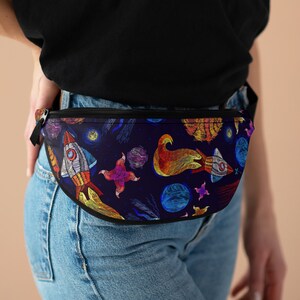 Space Planets Fanny Pack oder Crossbody Bag - Hip Pack, Tasche, Gürteltasche, Retro, Street Wear, Safe, Schule, Arbeit, Reisen, Urlaub Geldbörse