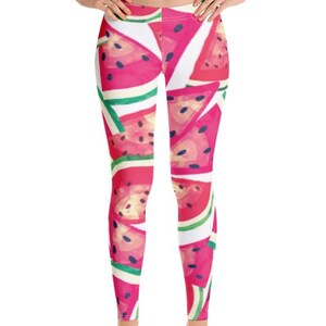 Può includere: Leggings con un motivo a fette di anguria. I leggings presentano uno sfondo bianco con fette di anguria rosa brillante, accenti di scorza verde e semi neri. Il disegno è ripetuto sul tessuto.