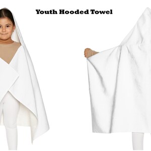 Peut inclure: Serviette &agrave; capuche blanche pour jeunes. La serviette est pr&eacute;sent&eacute;e de face et de dos. La vue de face montre une personne portant la serviette avec la capuche relev&eacute;e. La vue arri&egrave;re montre la capuche et la serviette d&eacute;ploy&eacute;e. Le texte "Youth Hooded Towel" est en haut.