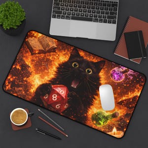 Puede incluir: Alfombrilla de ratón rectangular con un gato negro con ojos amarillos y la boca abierta, sosteniendo un dado rojo de veinte caras. El fondo representa una escena de fuego con botellas de pociones, una vela y un libro abierto.