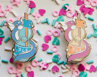 Broche de esmalte rígido Dratini Ramune | Broche brilhante Dratini Kawaii de bebida doce Poke | Broche fofo de verão do Monster Cafe