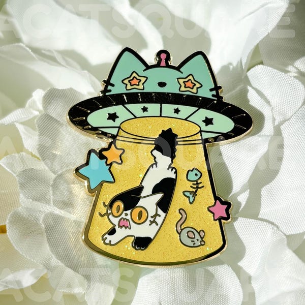 Broche de esmalte rígido com tema de sequestro de gatinho | Broche de lapela de gato kawaii para o Halloween | Broche fofo com arte de nave espacial, alienígena e OVNI