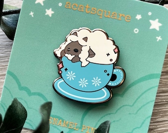 Eleganter Wooloo Foam Tee Hard Emaille Pin | Süßer Poke Drink Anstecknadel | Süßes Schaf Monster Cafe Pin
