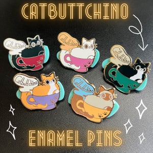 Catbuttchino Hard Emaille Pins | Kawaii Kitty Kaffee Anstecknadel | Süßer Feline und Cappuccino Pin | Schwarz Weiße Siam Orange Getigerte Tuxedo Katze