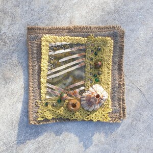Unverwechselbare tragbare Art. Mit gefundenen Gegenständen, geätztem Kupfer, Vintage-Stoff, Perlen, Steinen und Muscheln. Appliziert und verschönert