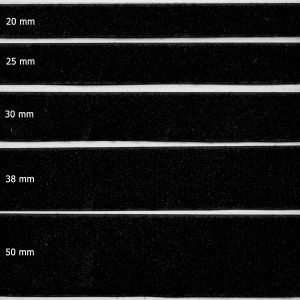 Könnte beinhalten: Fünf schwarze Stoffstreifen in verschiedenen Breiten, beschriftet mit ihren Maßen in Millimetern: 20 mm, 25 mm, 30 mm, 38 mm und 50 mm.