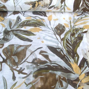 Könnte beinhalten: Weißer Stoff mit einem braunen und blauen Blumendruck. Die Blumen sind stilisiert und abstrakt, mit einem Aquarell-Effekt. Der Hintergrund ist hellweiß.