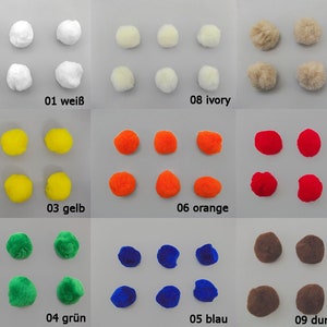 Könnte beinhalten: Neun verschiedene Farben von Pompons, jede Farbe wird in einer Reihe von sechs Pompons gezeigt. Die Farben sind weiß, elfenbein, natur, gelb, orange, rot, grün, blau und dunkelbraun. Der Text unter jeder Reihe identifiziert die Farbe.