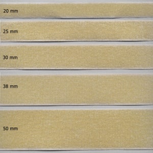 Könnte beinhalten: Fünf Streifen beigefarbenes Klettband, auch bekannt als Velcro, in verschiedenen Breiten: 20 mm, 25 mm, 30 mm, 38 mm und 50 mm.