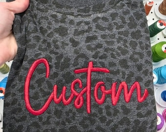 Camiseta de leopardo personalizada/Camiseta de equipo/Camiseta personalizada con espíritu escolar/Camiseta con estampado de leopardo bordado/Camiseta para el día del partido/Ropa escolar personalizada
