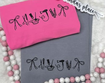 Camiseta bordada de cosmetología, camiseta de estilista, camiseta de escuela de belleza, regalo para estilista, camiseta de salón de belleza, camiseta de estudiante de cosmetología