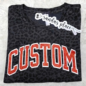 Anpassad leopardmönstrad t-shirt/Valfritt lag/Personlig skoltröja/Glitter broderad leopardmönstrad t-shirt/Matchdagströja/Anpassade skolkläder